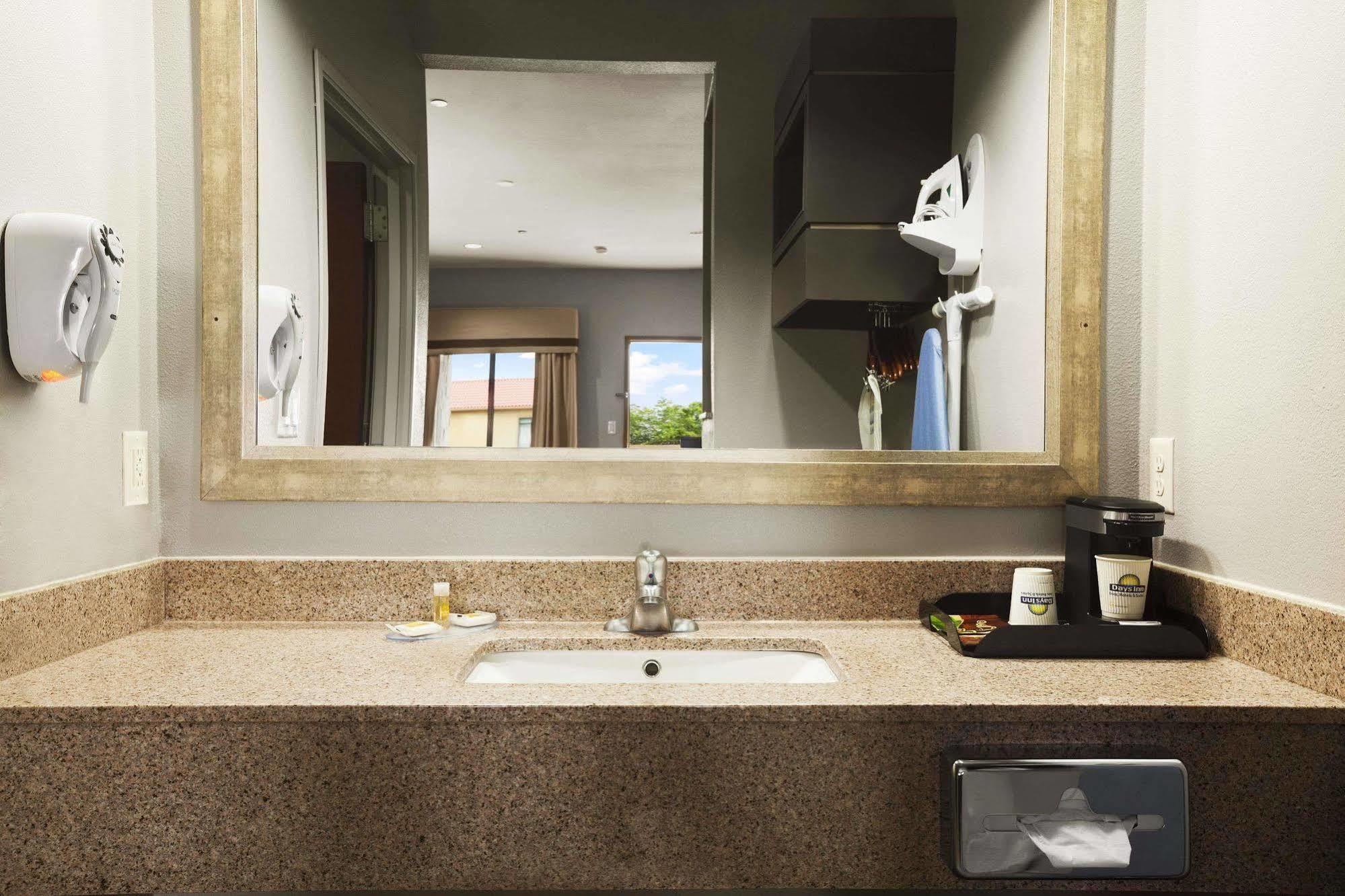 Days Inn & Suites By Wyndham Houston North-Spring Westfield Exteriör bild
